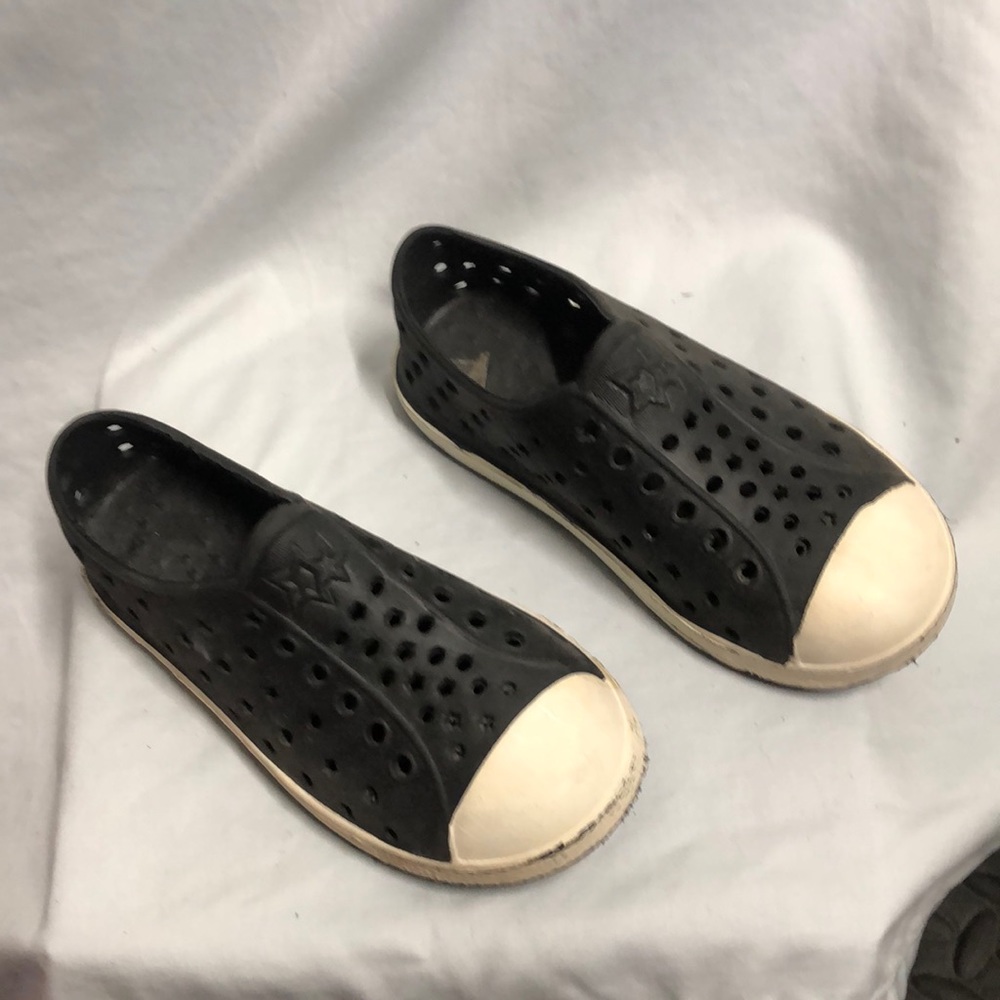 Unisex all star black and white boys 9/ 10 like crocs